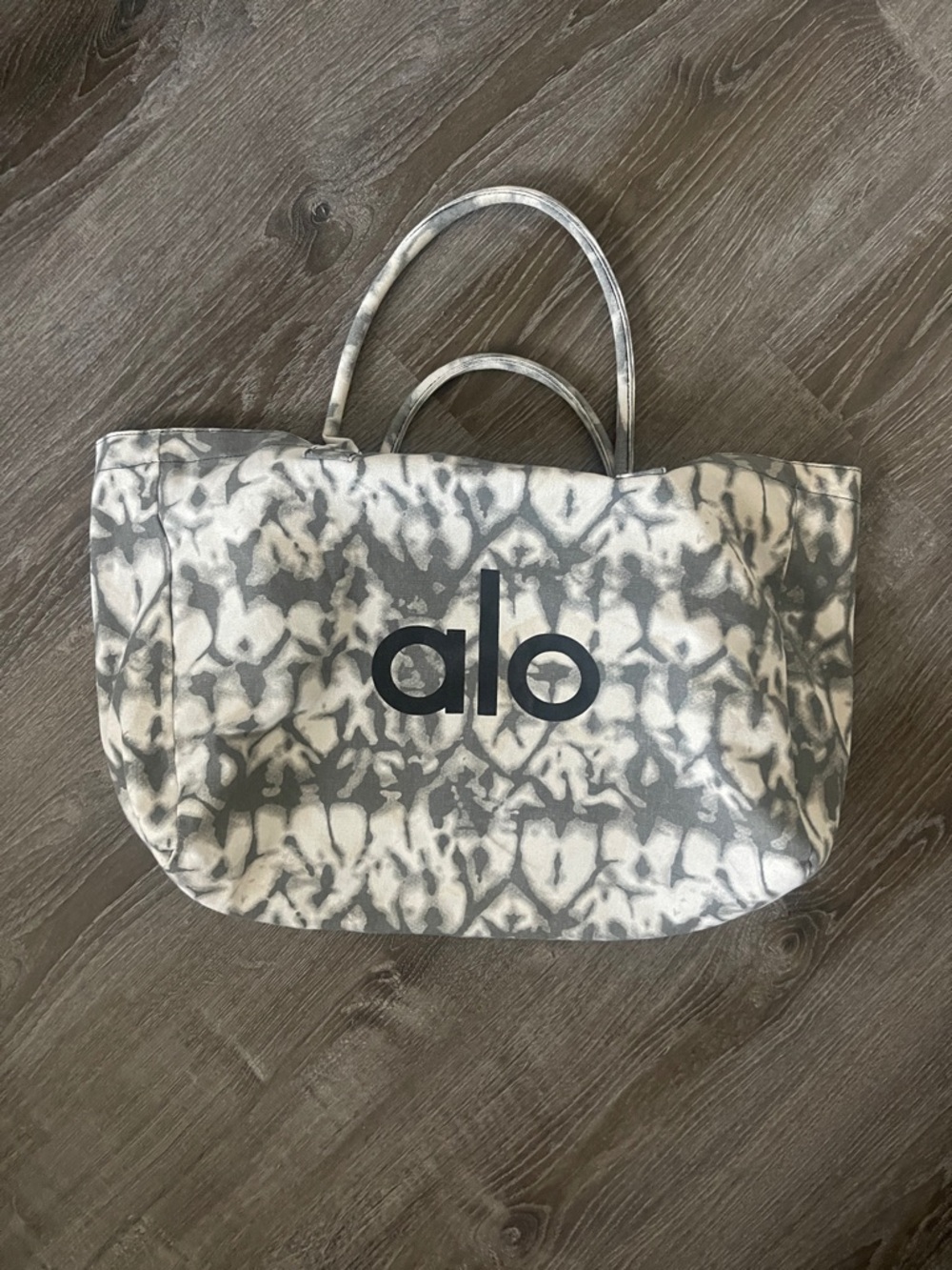 Alo Yoga ICONIC SHOPPER TOTE EXTRA LARGE GRAY TIE DYE - Picture 2 of 3